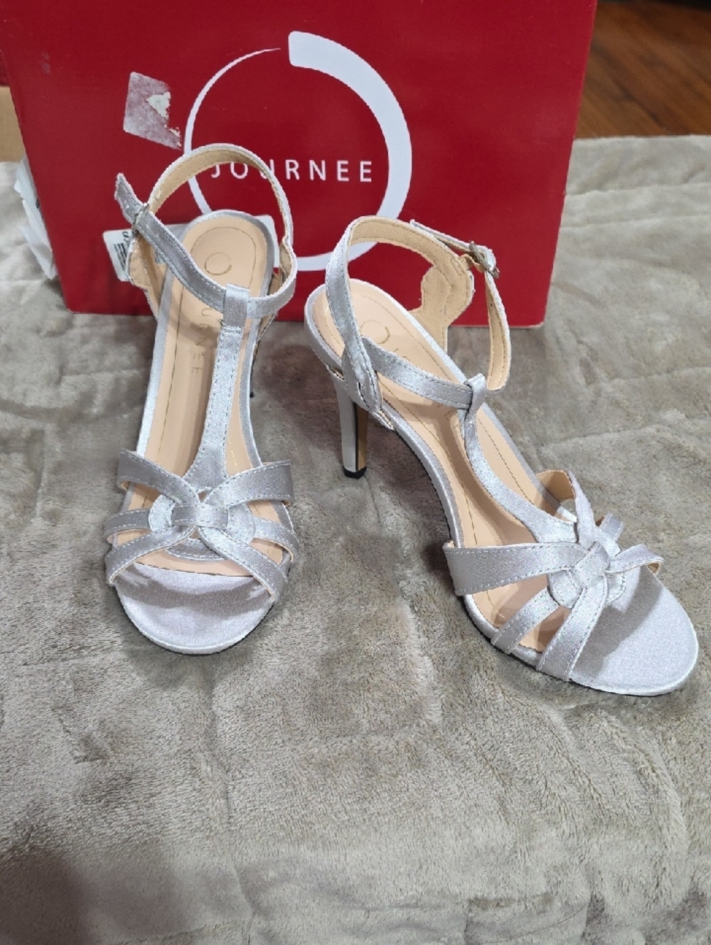 NEW Journee Collection Satin Silver Metallic T-Strap Knot Heels 7 1/2W Boxed